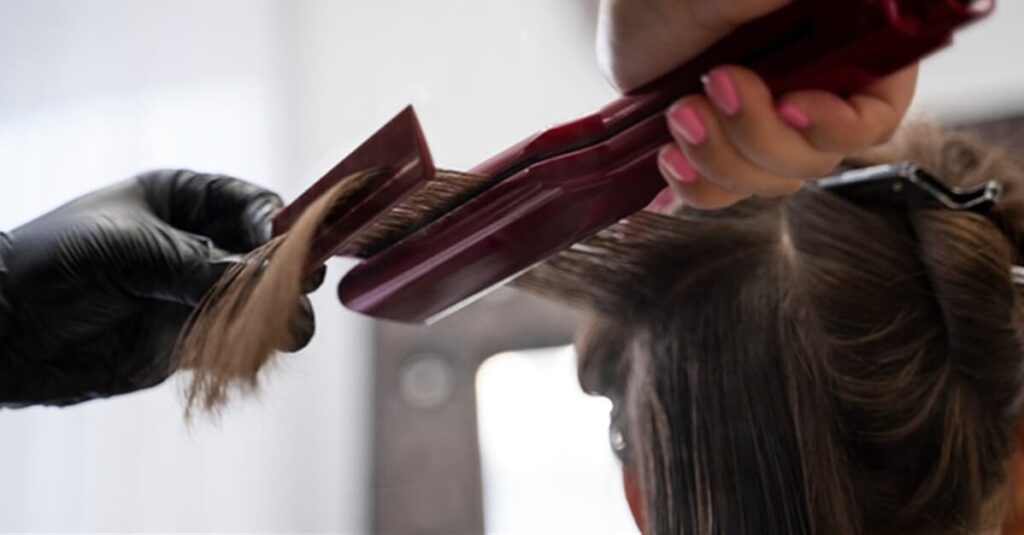 Salão indenizará cliente por queda de cabelo após alisamento   Migalhas