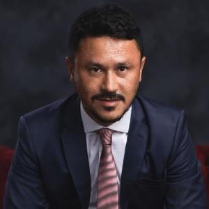 A sua empresa não pode te forçar a usar maquiagem ou uniforme!   Migalhas