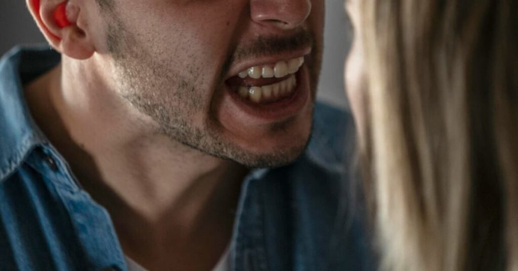 Ex marido agressor é excluído de ação indenizatória de esposa falecida   Migalhas